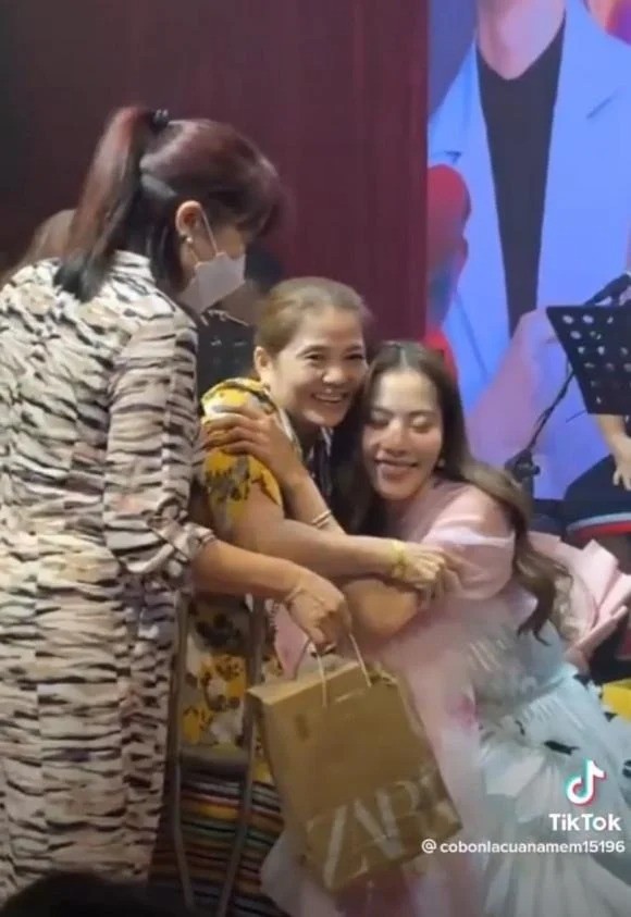 Nam Em thân thiện với người hâm mộ. Ảnh: Internet