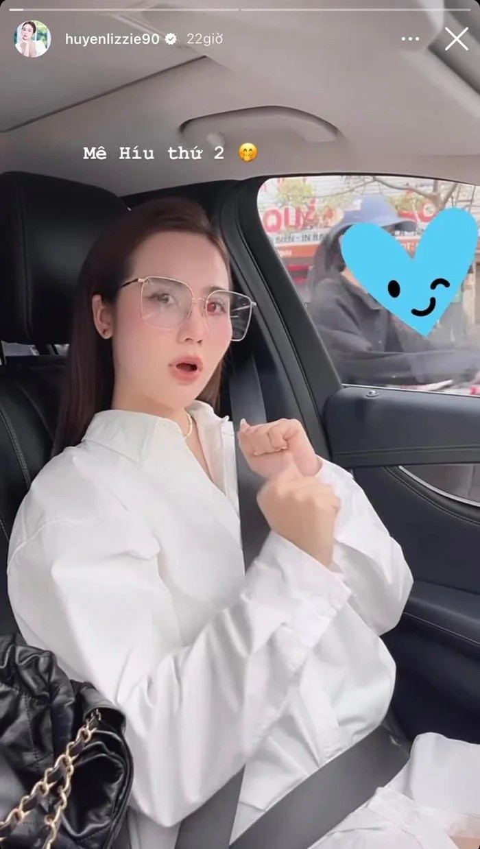 Huyền Lizzie công khai thể hiện tình cảm với HIEUTHUHAI. Ảnh: FBNV Huyền Lizzie công khai thể hiện tình cảm với HIEUTHUHAI. Ảnh: FBNV