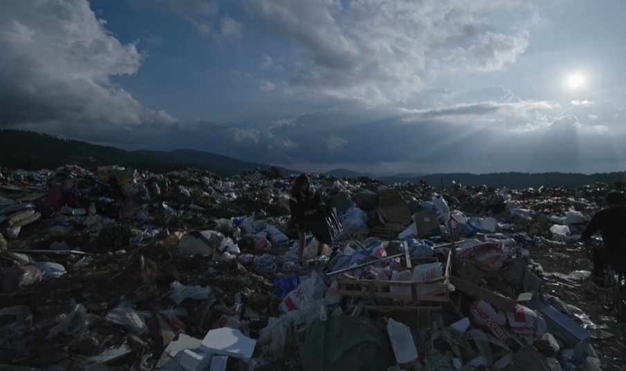 Hiền Hồ gây xôn xao với bối cảnh trong MV âm nhạc mới - Ảnh 2