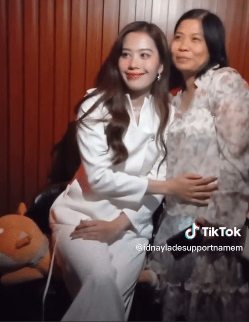 Nam em xinh đẹp và thân thiện phía hậu trường. Ảnh: Chụp màn hình Nam em xinh đẹp và thân thiện phía hậu trường. Ảnh: Chụp màn hình