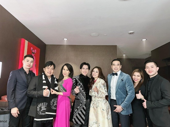 Vy Oanh trong chuyến lưu diễn cùng các đồng nghiệp. Ảnh: FBNV Vy Oanh trong chuyến lưu diễn cùng các đồng nghiệp. Ảnh: FBNV