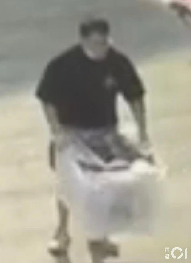 Trích xuất CCTV gần hiện trường còn cho thấy cảnh một người đàn ông cầm chiếc thùng lớn bỏ vào cốp ôtô 7 chỗ. Ảnh: Internet