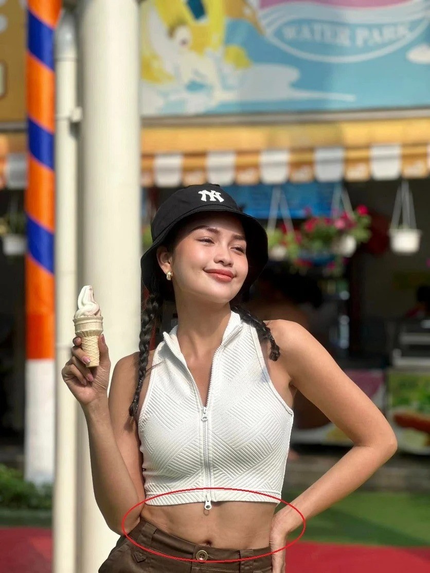 Ngọc Châu để lộ vòng 2 kém nuột nà. Ảnh: FBNV