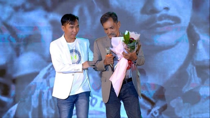 Thương Tín hoạt động ca hát kiếm thêm thu nhập. Ảnh: Internet