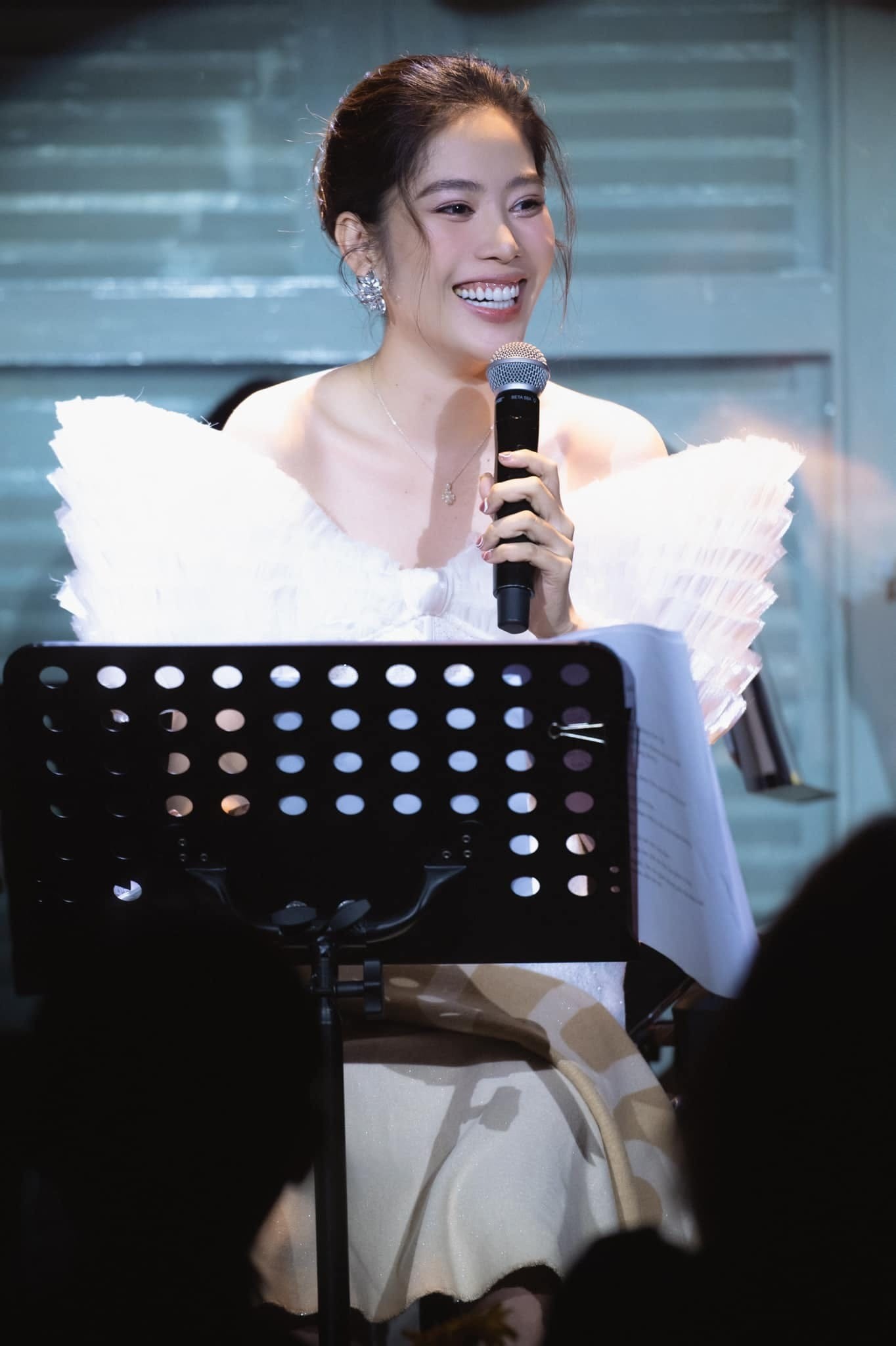 Nam Em thường xuyên đi hát. Ảnh: Internet