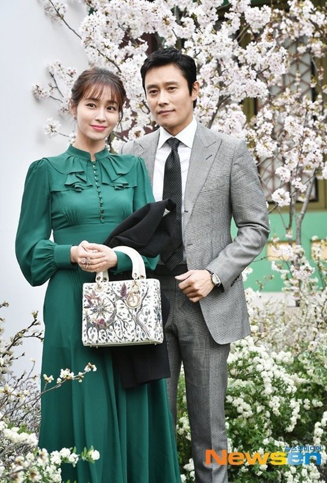 Lee Byung Hun và vợ. Ảnh: Internet Lee Byung Hun và vợ. Ảnh: Internet