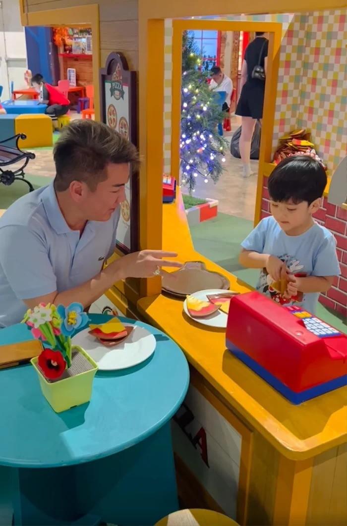 Đàm Vĩnh Hưng dành thời gian chơi đùa với con. Ảnh: Chụp màn hình Đàm Vĩnh Hưng dành thời gian chơi đùa với con. Ảnh: Chụp màn hình