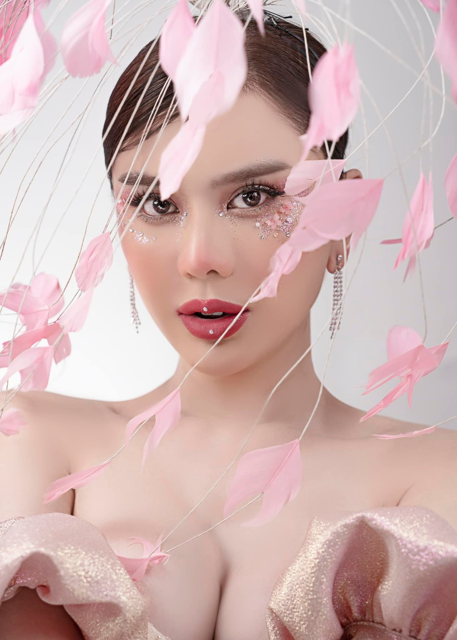 Sao Việt 6/3: Lâm Khánh Chi đẹp nức nở trong bộ ảnh mới, Thiều Bảo Trâm khoe dáng 'khét lẹt' - Ảnh 1