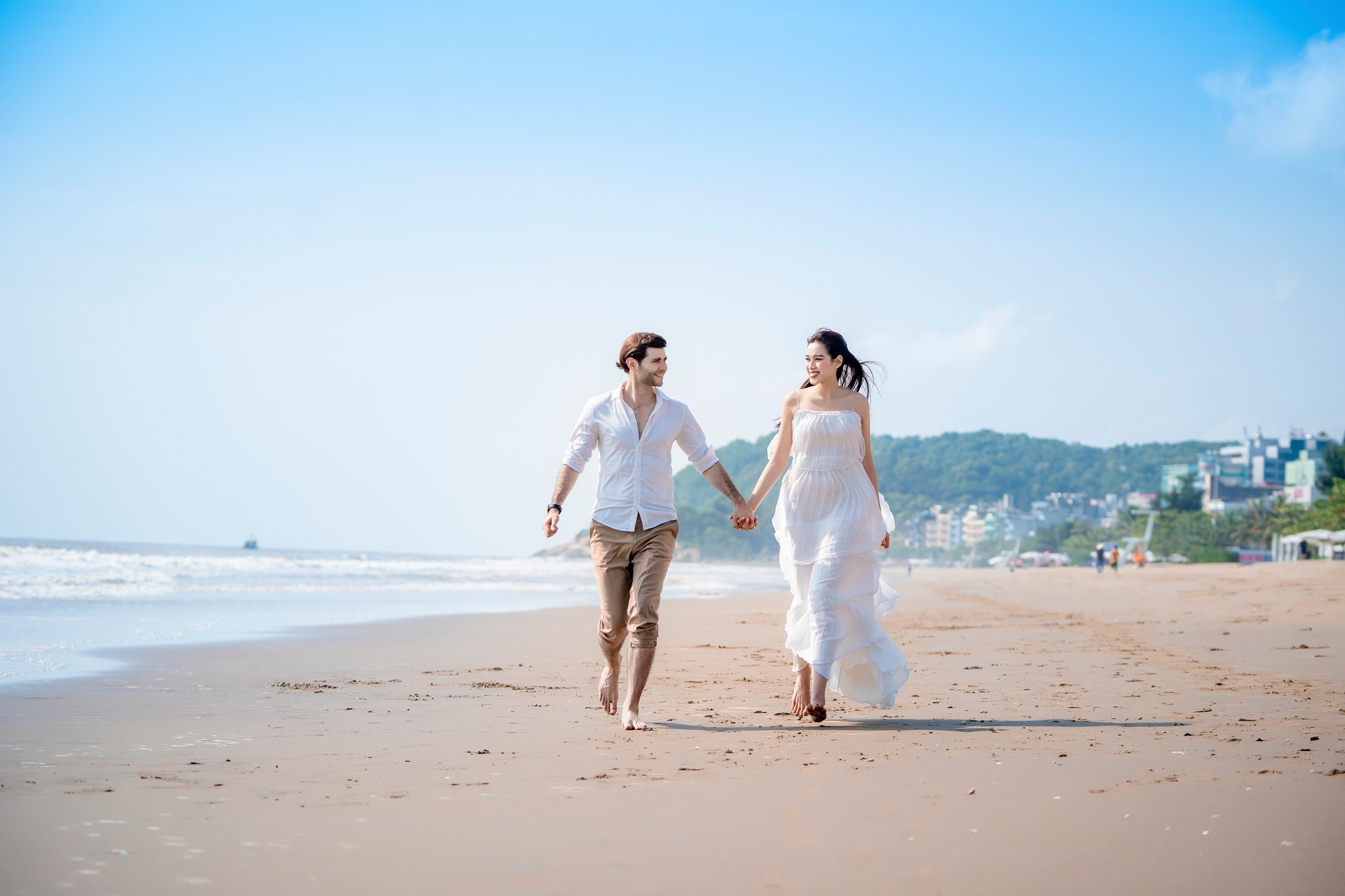 Hoa hậu Đỗ Thị Hà để lộ ảnh cưới sau khi hết nhiệm kỳ, thực hư ra sao? - Ảnh 2