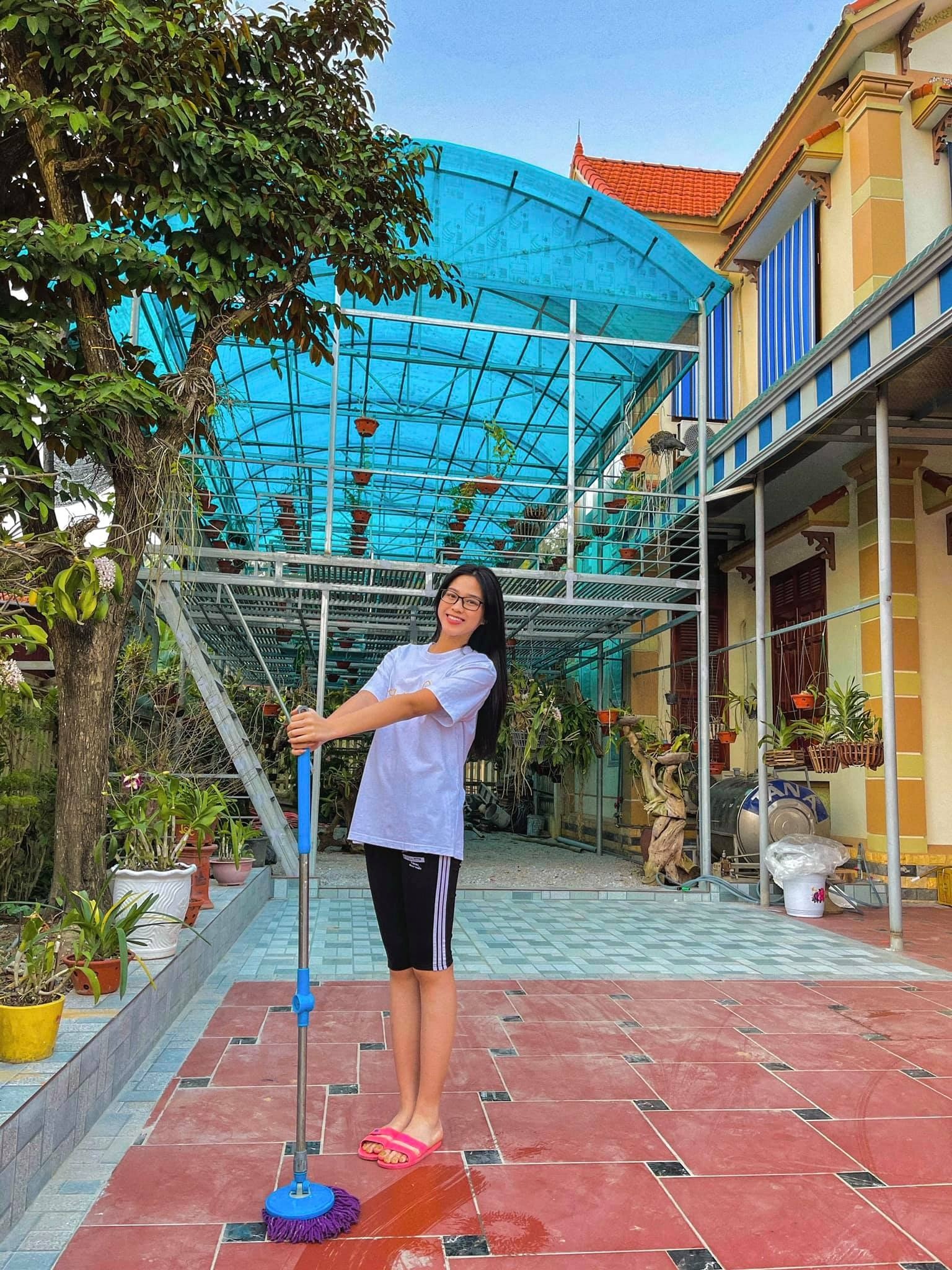 Bên cạnh khoảnh khắc lung linh tại sự kiện, Đỗ Thị Hà còn có những hình ảnh vô cùng giản dị. Ảnh: Internet