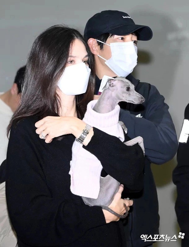 Song Joong Ki và vợ mới tại sân bay mới đây. Ảnh: Internet Song Joong Ki và vợ mới tại sân bay mới đây. Ảnh: Internet
