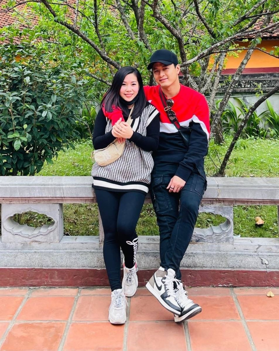 Hồng Đăng và bà xã. Ảnh: FBNV