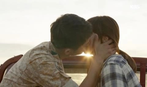 Phân cảnh mùi mẫn của Song Joong Ki và Song Hye Kyo trong Hậu duệ mặt trời được phát lại. Ảnh: Internet Phân cảnh mùi mẫn của Song Joong Ki và Song Hye Kyo trong Hậu duệ mặt trời được phát lại. Ảnh: Internet