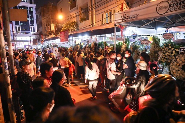 Khung cảnh nhốn nháo trong đám tang nghệ sĩ Vũ Linh hôm tối 6/3. Ảnh: Internet Khung cảnh nhốn nháo trong đám tang nghệ sĩ Vũ Linh hôm tối 6/3. Ảnh: Internet