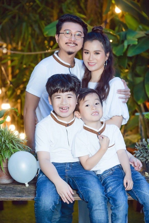Gia đình hạnh phúc của Lâm Vỹ Dạ - Hứa Minh Đạt. Ảnh: Internet Gia đình hạnh phúc của Lâm Vỹ Dạ - Hứa Minh Đạt. Ảnh: Internet