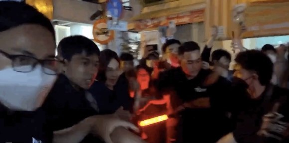 Nghệ sĩ Lệ Thủy phải có dàn người hộ tống mới có thể vào viếng đồng nghiệp. Ảnh: Internet Nghệ sĩ Lệ Thủy phải có dàn người hộ tống mới có thể vào viếng đồng nghiệp. Ảnh: Internet