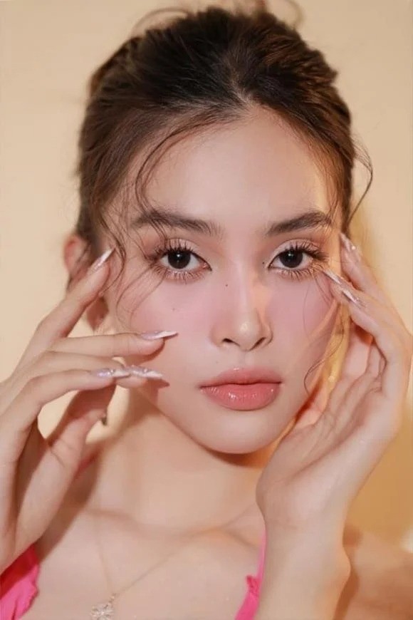 Sau nhiều năm hết nhiệm kỳ, hoa hậu Tiểu Vy không ngại công khai 'gương mặt thật' - Ảnh 2 Sau nhiều năm hết nhiệm kỳ, hoa hậu Tiểu Vy không ngại công khai 'gương mặt thật' - Ảnh 2