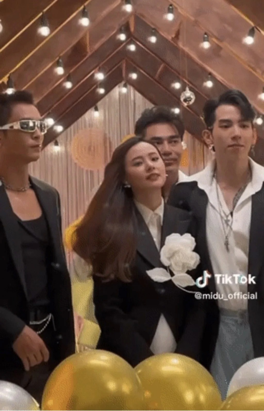 Sao Việt 12/3: Nghi vấn ca sĩ Hà Thanh Xuân chia tay Vua cá Koi, Midu lộ ảnh vòng 2 'phát tướng' - Ảnh 3