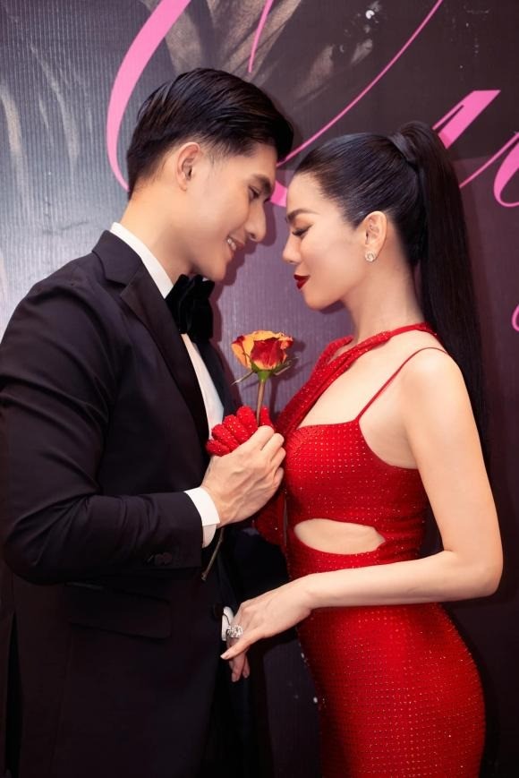 Lệ Quyên đưa tình trẻ Lâm Bảo Châu chìm đắm trong hạnh phúc với hành động cực tinh tế - Ảnh 2 Lệ Quyên đưa tình trẻ Lâm Bảo Châu chìm đắm trong hạnh phúc với hành động cực tinh tế - Ảnh 2