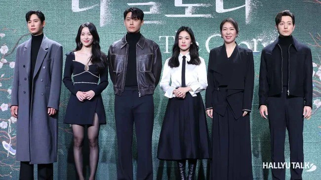 Song Hye Kyo lại vướng nghi vấn hẹn hò bạn diễn sau thành công vang dội của The Glory - Ảnh 2 Song Hye Kyo lại vướng nghi vấn hẹn hò bạn diễn sau thành công vang dội của The Glory - Ảnh 2