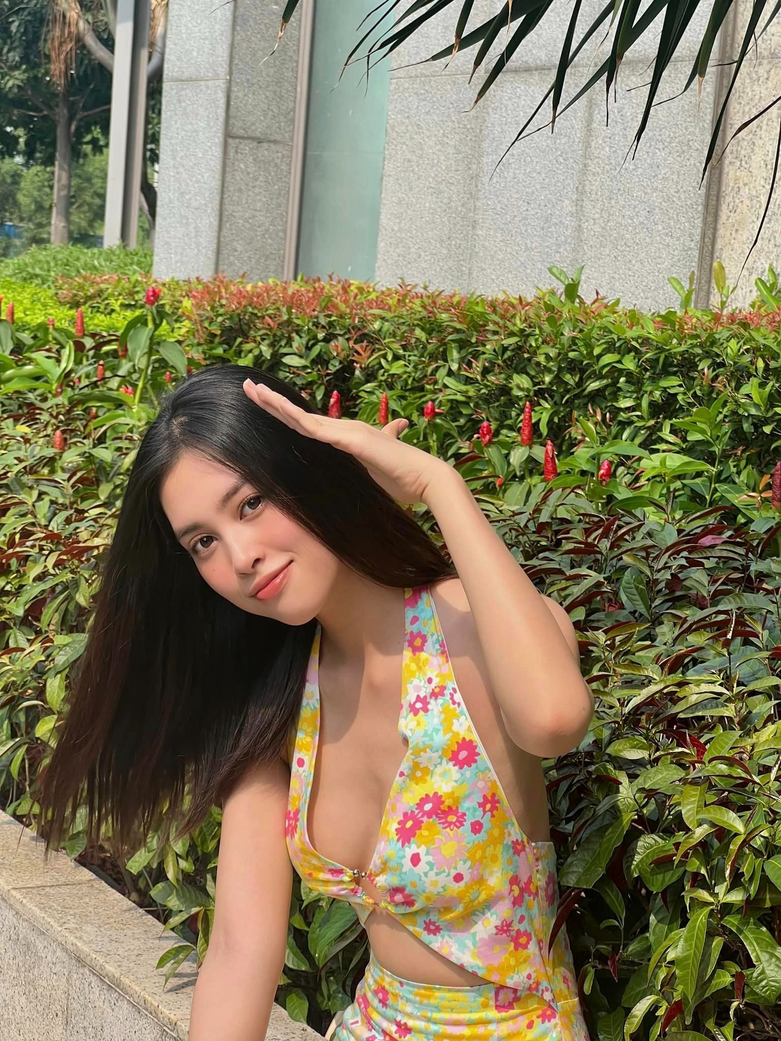 Hoa hậu Tiểu Vy khoe nhan sắc e ấp khiến dân tình khó lòng rời mắt - Ảnh 1