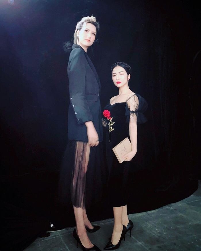 Hòa Minzy rạng ngời trên sân khấu nhưng khiến fan hú vía vì một chi tiết 8 Hòa Minzy rạng ngời trên sân khấu nhưng khiến fan hú vía vì một chi tiết 8