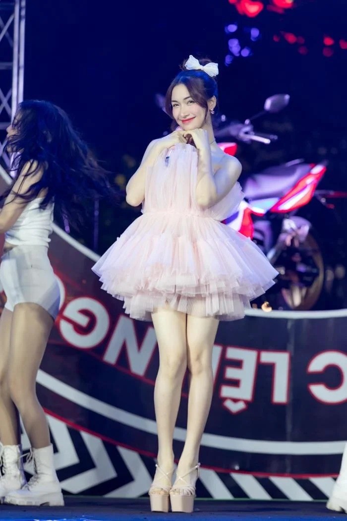 Hòa Minzy rạng ngời trên sân khấu nhưng khiến fan hú vía vì một chi tiết 2 Hòa Minzy rạng ngời trên sân khấu nhưng khiến fan hú vía vì một chi tiết 2
