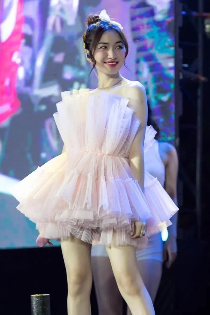 Hòa Minzy rạng ngời trên sân khấu nhưng khiến fan hú vía vì một chi tiết 1 Hòa Minzy rạng ngời trên sân khấu nhưng khiến fan hú vía vì một chi tiết 1