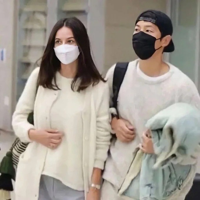 Song Joong Ki liên tục bị làm phiền khi Song Hye Kyo thành công lớn 3 Song Joong Ki liên tục bị làm phiền khi Song Hye Kyo thành công lớn 3