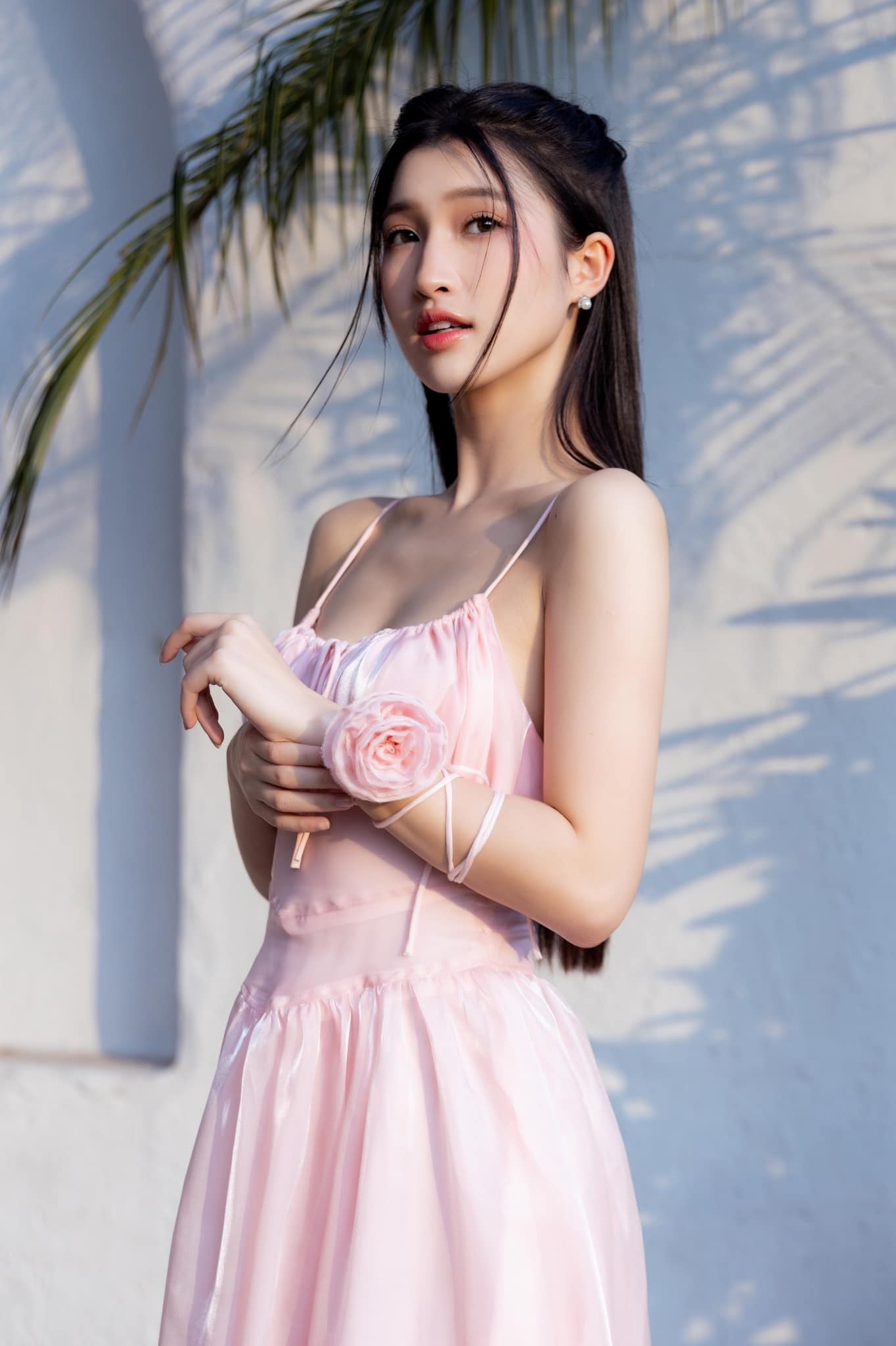Á hậu Phương Nhi có bị 'dìm' nhan sắc khi lên đồ màu hồng cánh sen? 1 Á hậu Phương Nhi có bị 'dìm' nhan sắc khi lên đồ màu hồng cánh sen? 1