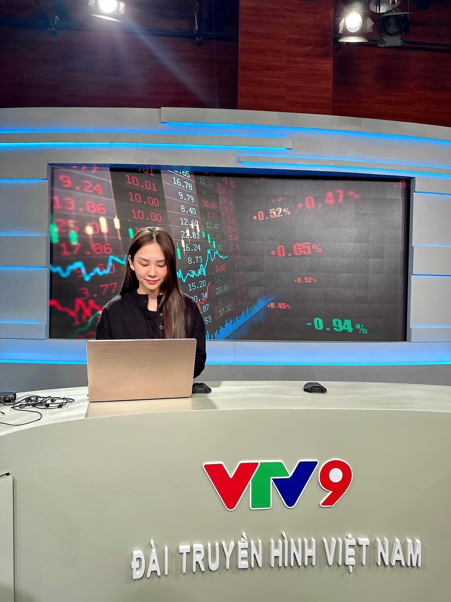 Sao Việt 24/3: Thái độ của chồng Lê Âu Ngân Anh với vợ gây tranh cãi, Lâm Bảo Châu hết mình bảo vệ Lệ Quyên 4 Sao Việt 24/3: Thái độ của chồng Lê Âu Ngân Anh với vợ gây tranh cãi, Lâm Bảo Châu hết mình bảo vệ Lệ Quyên 4