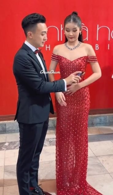 Vợ chồng Lê Âu Ngân Anh gây chú ý với khoảnh khắc thiếu tình cảm chốn đông người - Ảnh 2 Vợ chồng Lê Âu Ngân Anh gây chú ý với khoảnh khắc thiếu tình cảm chốn đông người - Ảnh 2