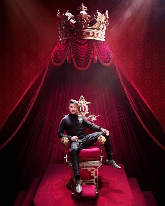 Đàm Vĩnh Hưng với chiếc ghế gây tranh cãi. Ảnh: Internet