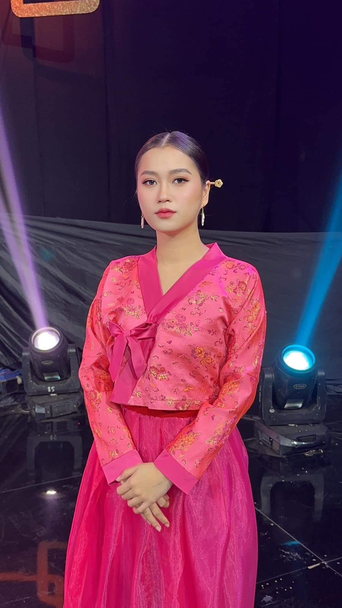 Lâm Vỹ Dạ hóa cô gái Hàn Quốc khi diện trang phục truyền thống của nước bạn. Ảnh: FBNV