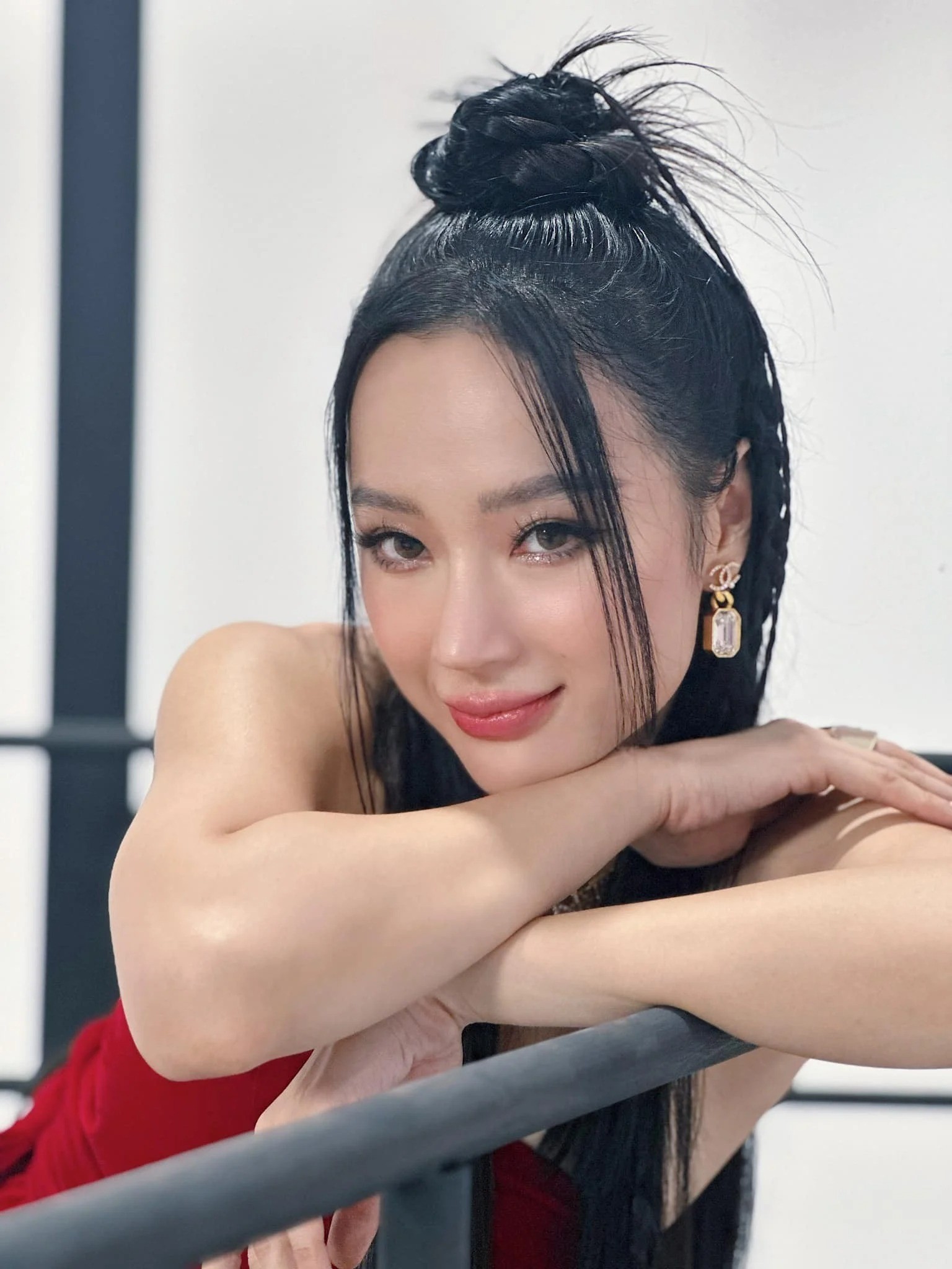 Sao Việt 28/3: Ngỡ ngàng body vạm vỡ của ông xã Việt Hương, Duy Mạnh tỏ thái độ khi Vân Hugo khen Trấn Thành 4 Sao Việt 28/3: Ngỡ ngàng body vạm vỡ của ông xã Việt Hương, Duy Mạnh tỏ thái độ khi Vân Hugo khen Trấn Thành 4