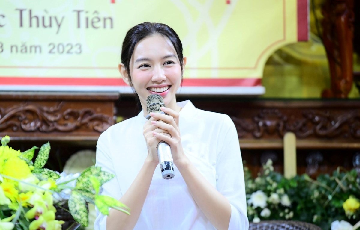 Thùy Tiên hành xử gây chú ý trên sân khấu 3 Thùy Tiên hành xử gây chú ý trên sân khấu 3