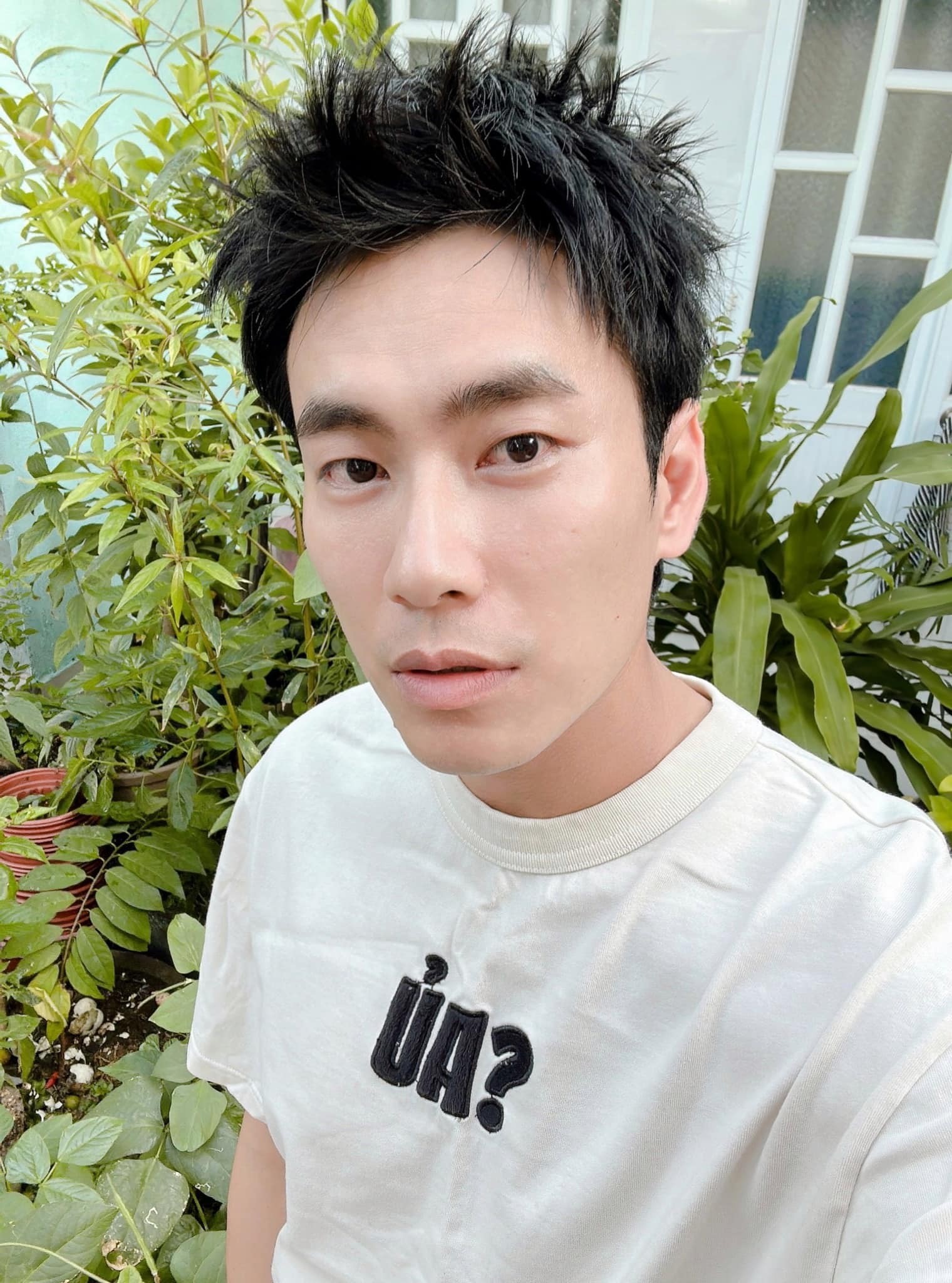 Kiều Minh Tuấn hóa 'chàng thơ' với phong cách thời trang ngày càng trẻ hóa - Ảnh 2