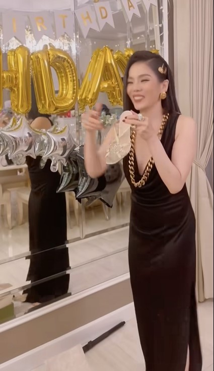 Lệ Quyên hé lộ món quà khủng dịp sinh nhật được tình trẻ Lâm Bảo Châu tặng 3 Lệ Quyên hé lộ món quà khủng dịp sinh nhật được tình trẻ Lâm Bảo Châu tặng 3
