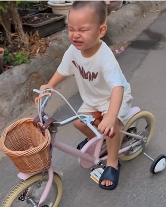 Leon nhăn mặt khi đạp xe. Ảnh: Chụp màn hình Leon nhăn mặt khi đạp xe. Ảnh: Chụp màn hình