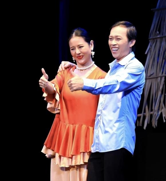 Sao Việt 9/4: Ngỡ ngàng diện mạo Hoài Linh trên sân khấu, Hương Giang lao đao khi HH Chuyển giới bị 'tuýt còi' 1 Sao Việt 9/4: Ngỡ ngàng diện mạo Hoài Linh trên sân khấu, Hương Giang lao đao khi HH Chuyển giới bị 'tuýt còi' 1