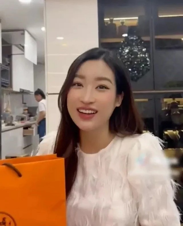 Sao Việt 14/4: Thiện Nhân lộ tình tứ bên người tình đồng giới, Angela Phương Trinh khoe dáng nuột 2 Sao Việt 14/4: Thiện Nhân lộ tình tứ bên người tình đồng giới, Angela Phương Trinh khoe dáng nuột 2