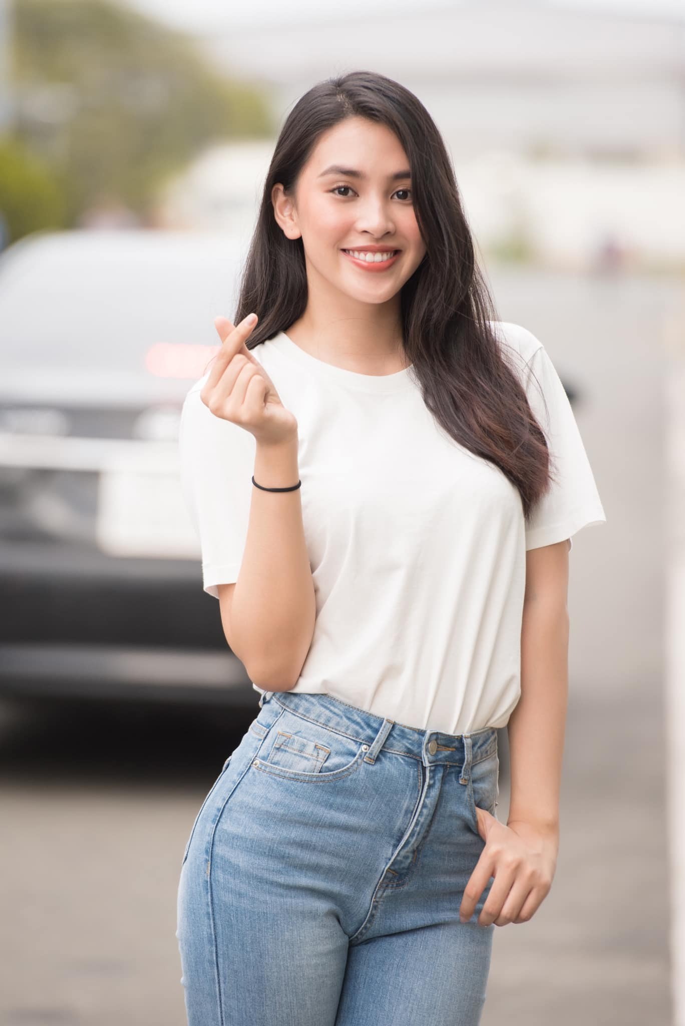 Miệt mài khoe giọng hát, Tiểu Vy dấy lên tranh cãi về trang phục 4 Miệt mài khoe giọng hát, Tiểu Vy dấy lên tranh cãi về trang phục 4