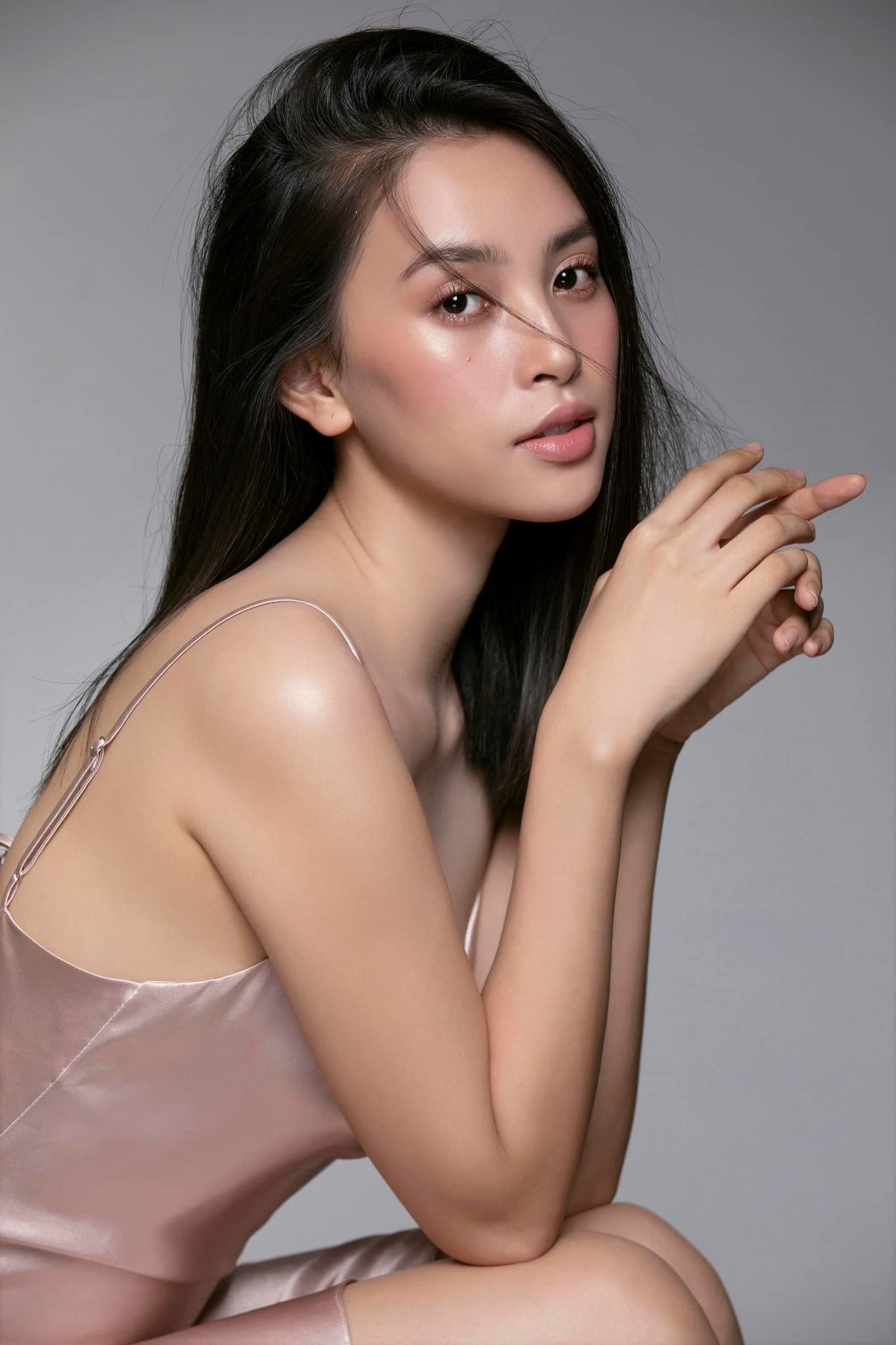 Miệt mài khoe giọng hát, Tiểu Vy dấy lên tranh cãi về trang phục 5 Miệt mài khoe giọng hát, Tiểu Vy dấy lên tranh cãi về trang phục 5