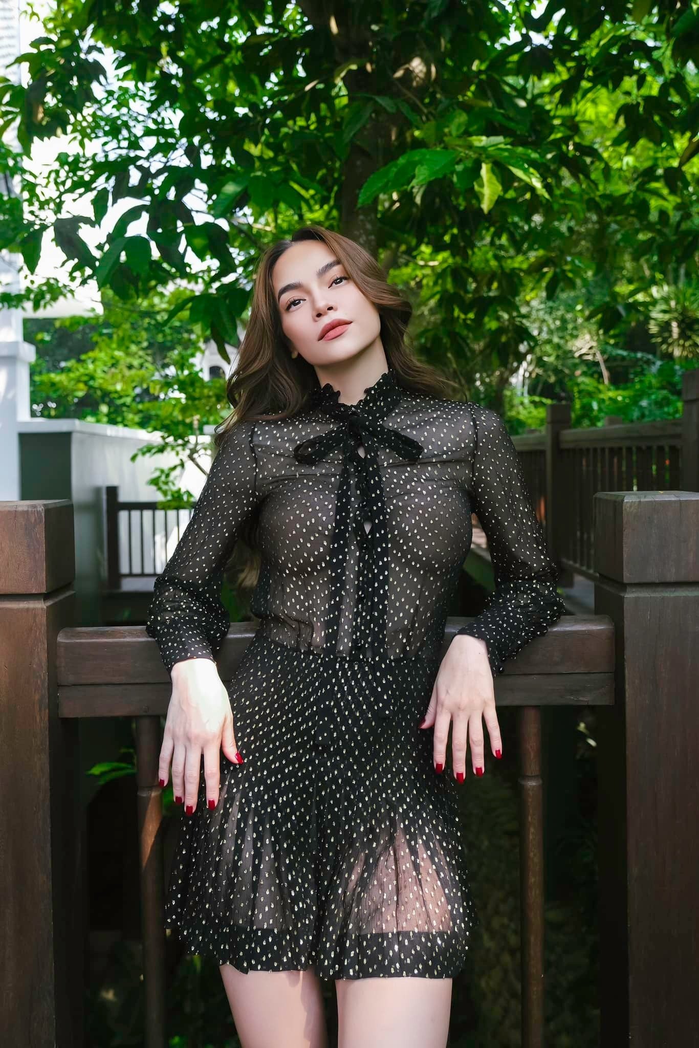 Hồ Ngọc Hà gây bất ngờ với màn lên đồ xuyên thấu. Ảnh: FBNV