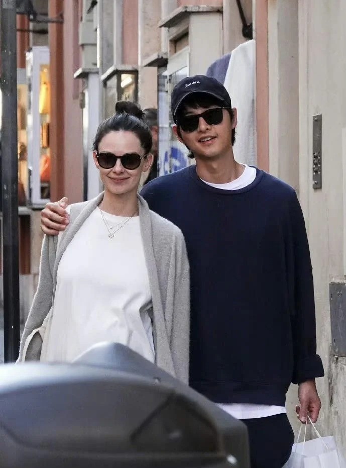 Song Joong Ki hạnh phúc bên vợ Tây. Ảnh: Internet Song Joong Ki hạnh phúc bên vợ Tây. Ảnh: Internet