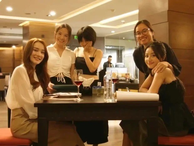 Sao Việt 25/4: Ngỡ ngàng mức cát-xê của 2 con gái Lý Hải, Hồ Quang Hiếu lộ khoảnh khắc ăn chơi 'tới bến' - Ảnh 4 Sao Việt 25/4: Ngỡ ngàng mức cát-xê của 2 con gái Lý Hải, Hồ Quang Hiếu lộ khoảnh khắc ăn chơi 'tới bến' - Ảnh 4