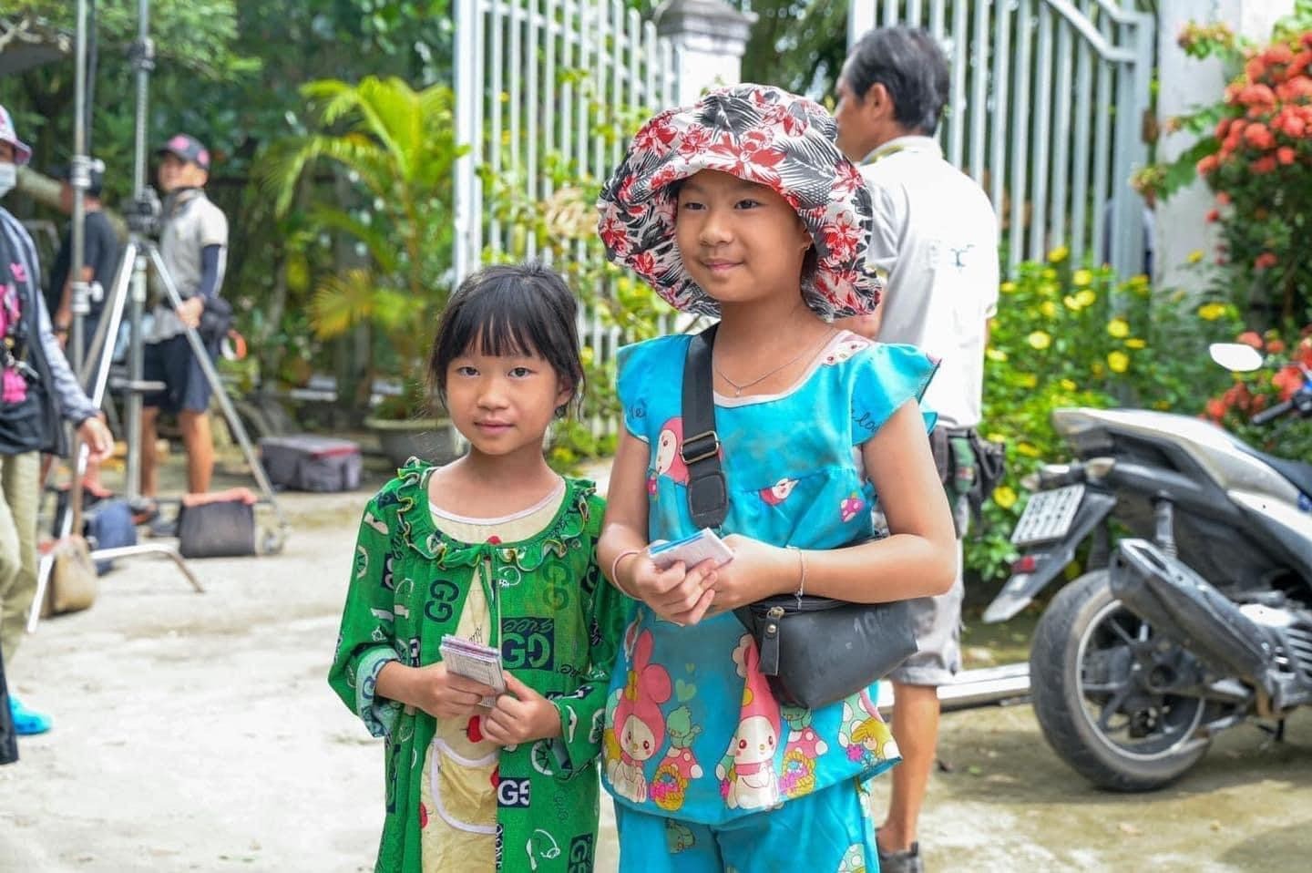 Ngỡ ngàng với mức cát-xê của 2 con gái Lý Hải khi vào vai phụ trong 'Lật mặt 6: Tấm vé định mệnh' - Ảnh 2