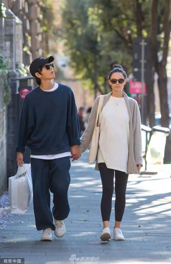 Chỉ một chi tiết nhỏ, Song Joong Ki đã chứng minh tình yêu mãnh liệt dành cho bà xã ngoại quốc - Ảnh 2 Chỉ một chi tiết nhỏ, Song Joong Ki đã chứng minh tình yêu mãnh liệt dành cho bà xã ngoại quốc - Ảnh 2