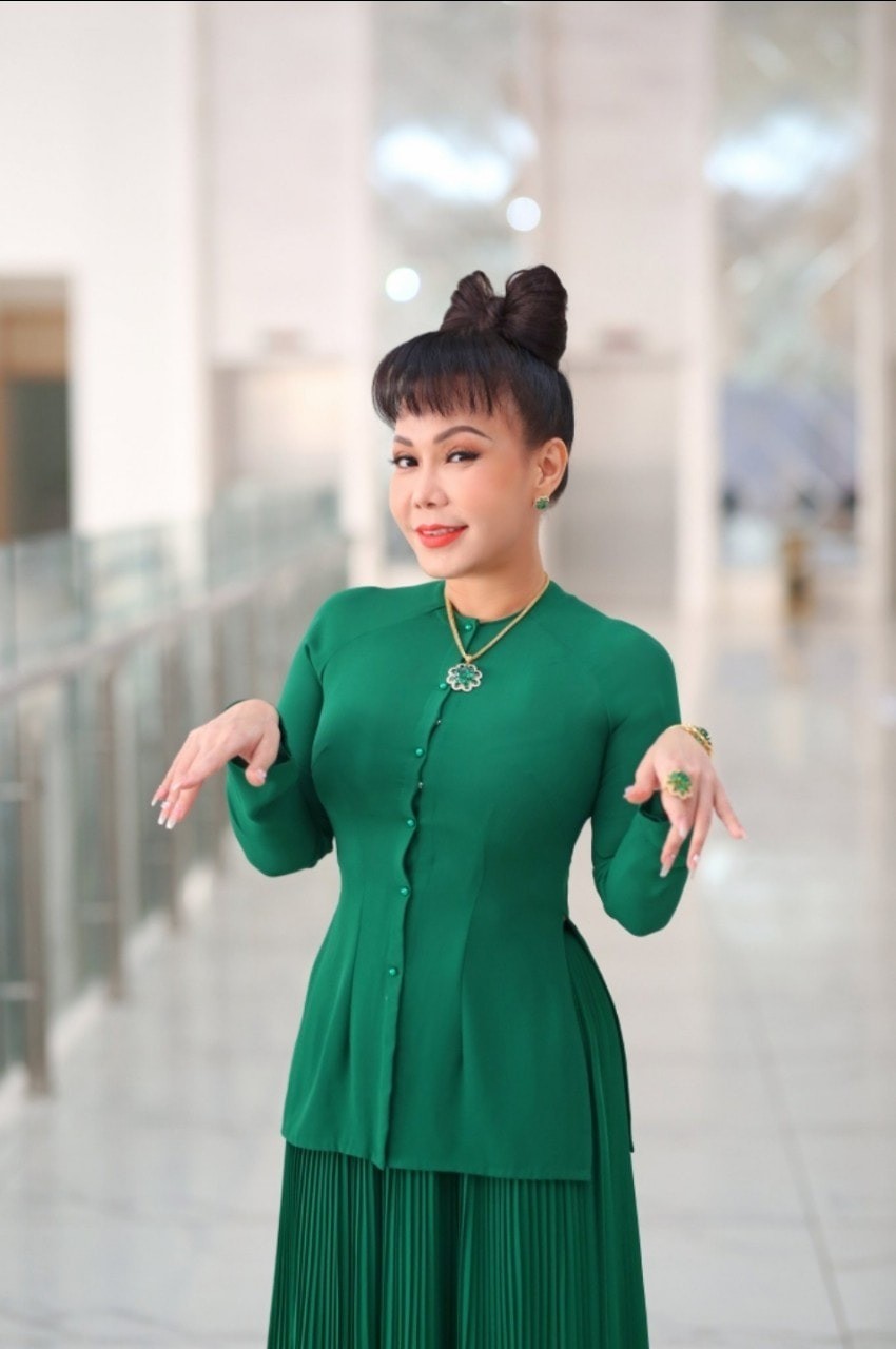 Chẳng ngại thị phi, Việt Hương công khai thể hiện tình cảm với Sơn Tùng M-TP 3 Chẳng ngại thị phi, Việt Hương công khai thể hiện tình cảm với Sơn Tùng M-TP 3