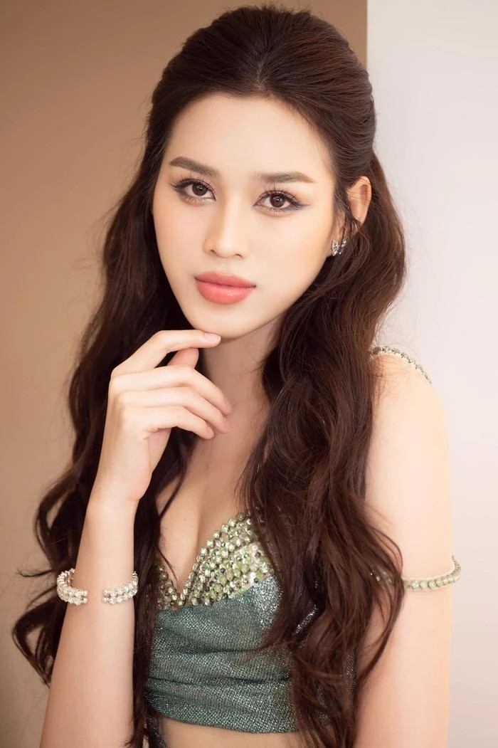 Đỗ Thị Hà liên tục gây bất ngờ sau khi hết nhiệm kỳ hoa hậu - Ảnh 2 Đỗ Thị Hà liên tục gây bất ngờ sau khi hết nhiệm kỳ hoa hậu - Ảnh 2